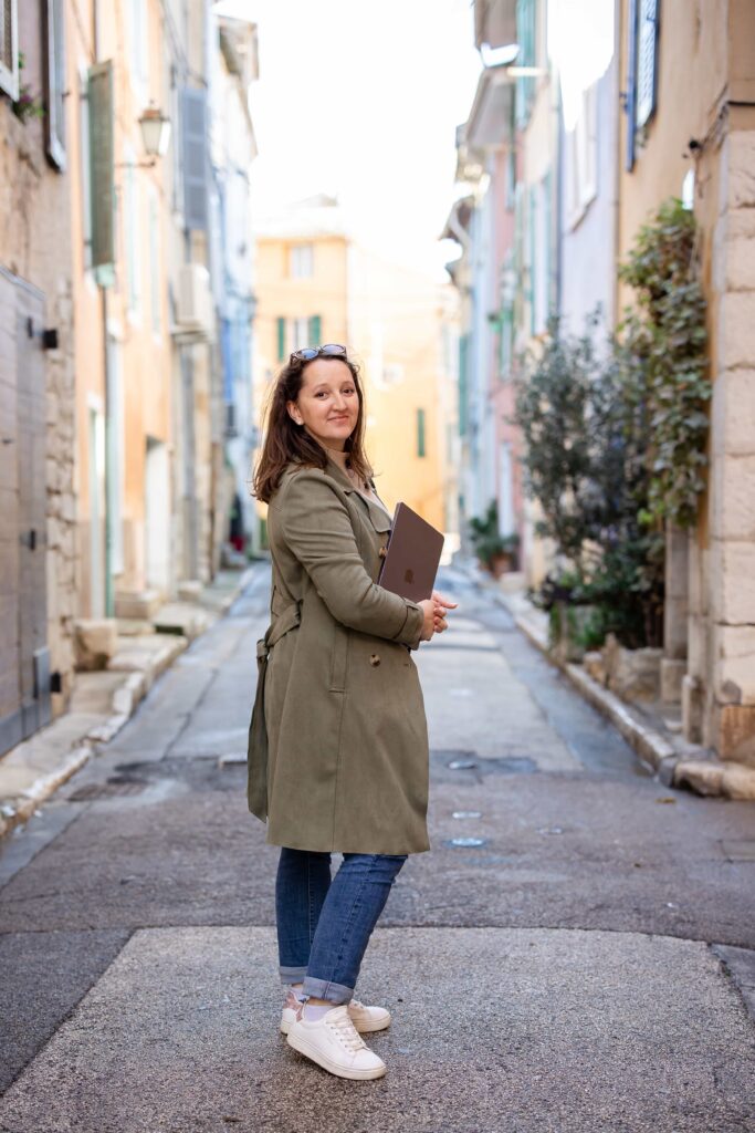 Photo de pied de Laura, créatrice de My Visibility Lab